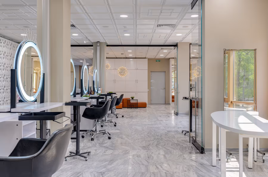 Kompletno opremljen profesionalni salon